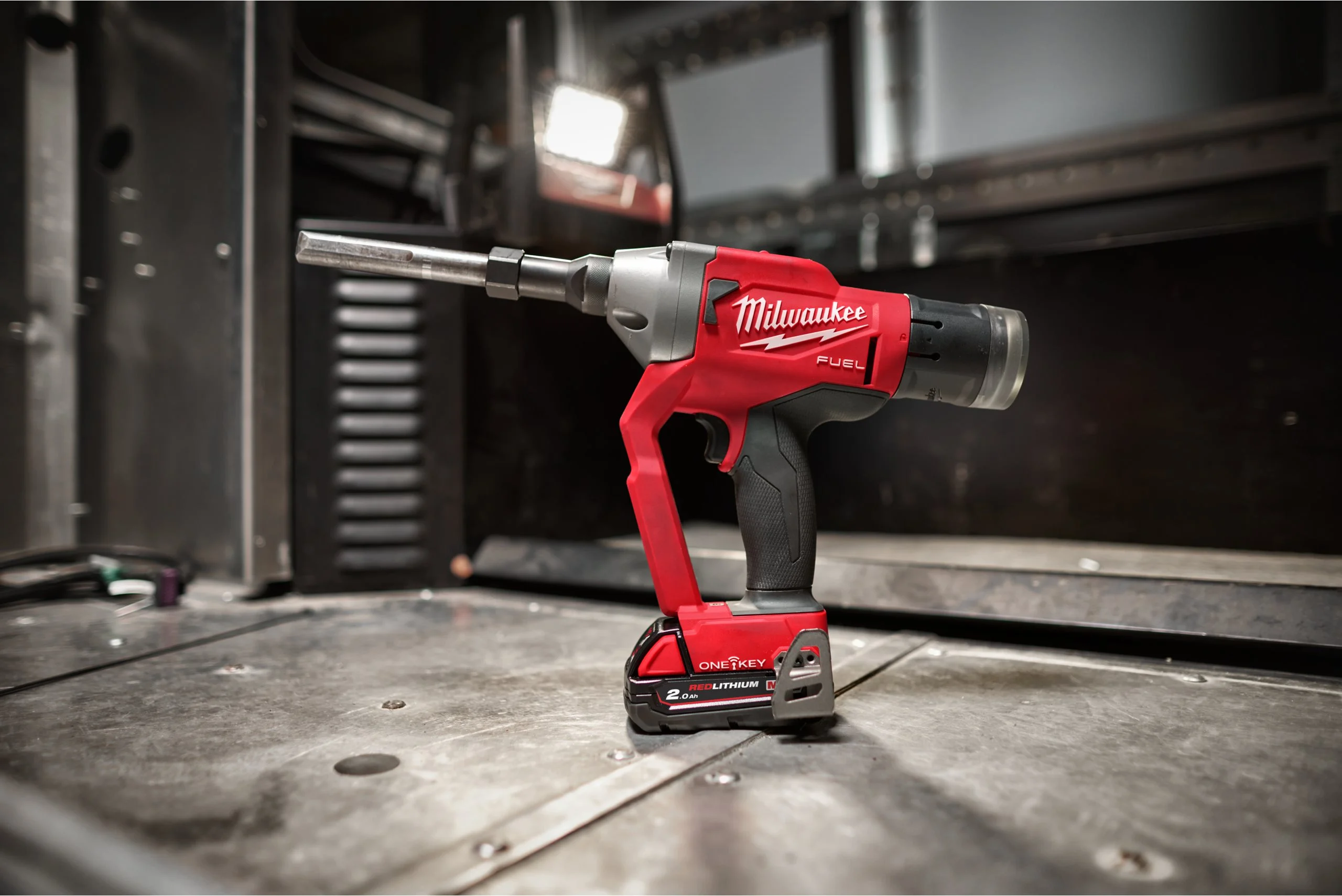 nitownica przemysłowa Milwaukee M18 ONEFLT zestaw 2x5.0Ah